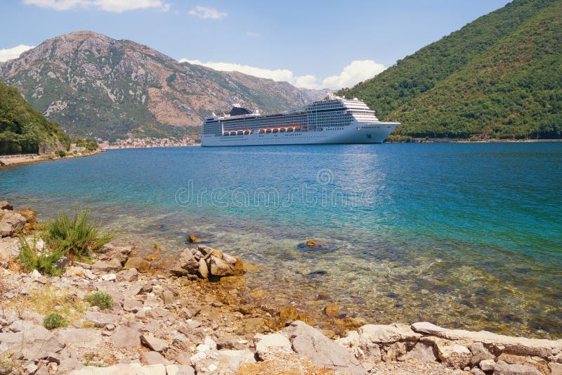 Navio de cruzeiros na baía de Kotor, Montenegro imagem de stock royalty free Navio de cruzeiros na baía de Kotor, Montenegro imagem de stock royalty free