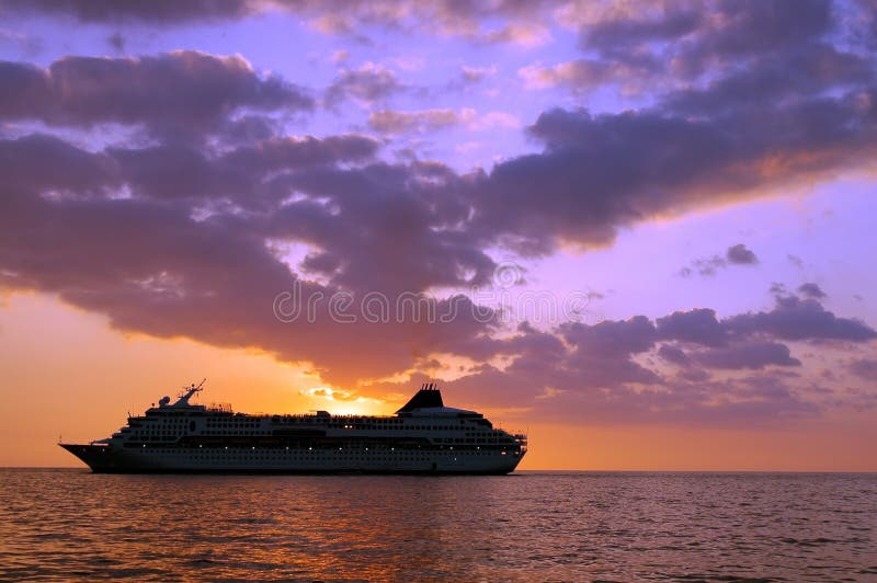 Navio de cruzeiros tropical fotografia de stock royalty free Navio de cruzeiros tropical fotografia de stock royalty free