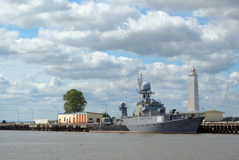Navio de guerra moderno cinzento imagem de stock Navio de guerra moderno cinzento imagem de stock