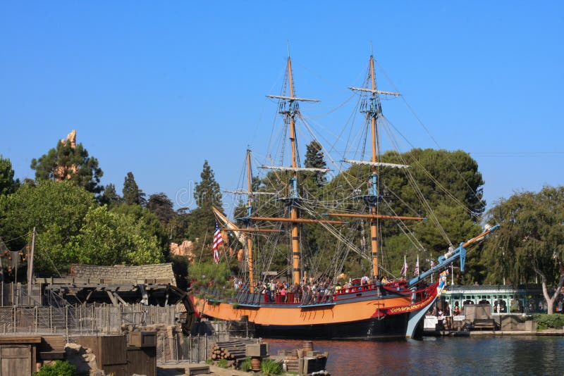 Navio de navigação Colômbia em Disneylândia