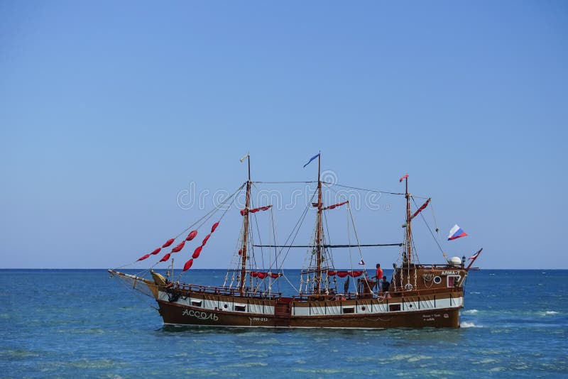 Navio do turista no estilo do vintage no fundo do mar azul e do horizonte fotografia de stock Navio do turista no estilo do vintage no fundo do mar azul e do horizonte fotografia de stock