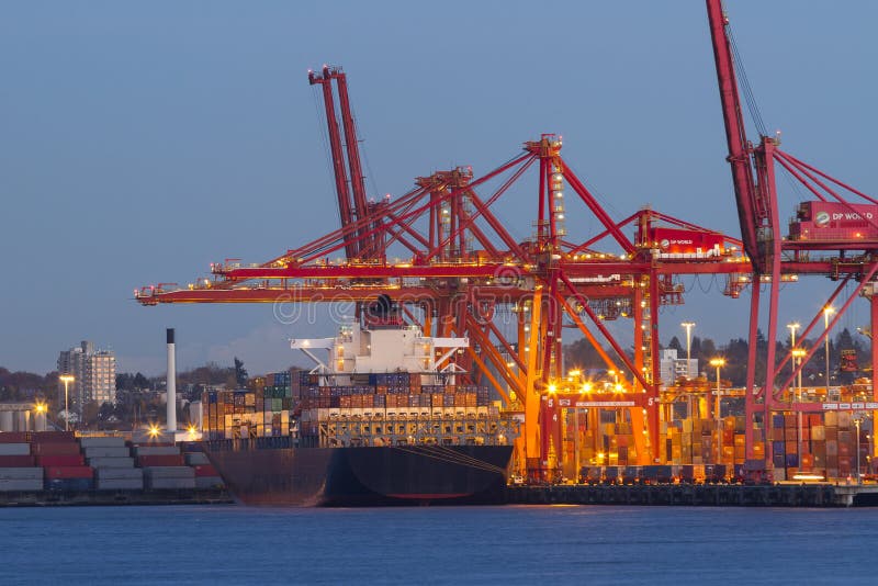 Navio e porta de carga imagens de stock Navio e porta de carga imagens de stock