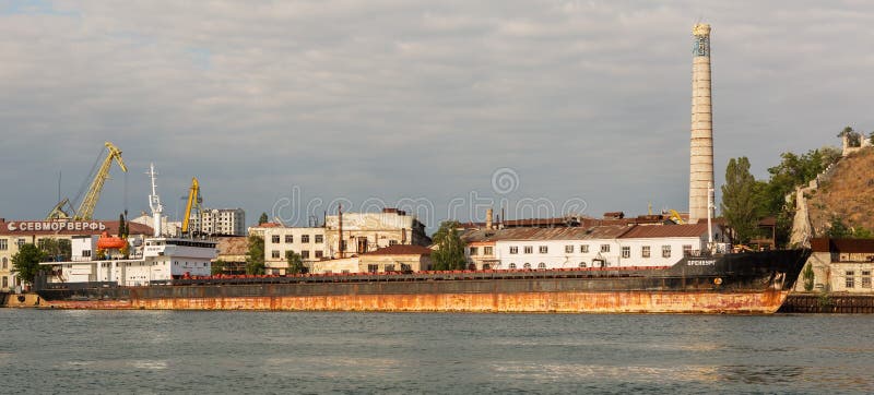 Navio Orenburg na baía do Mar Negro imagens de stock Navio Orenburg na baía do Mar Negro imagens de stock