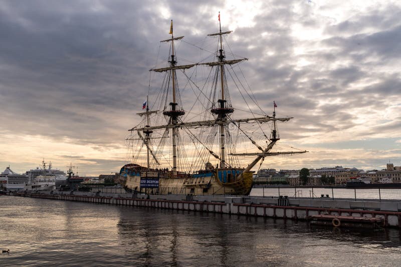Navio ‘Poltava ‘da vela na terraplenagem inglesa do rio de Neva Sankt-Peterburg, Rússia - ‘Poltava ‘é reconstrução histórica foto de stock Navio ‘Poltava ‘da vela na terraplenagem inglesa do rio de Neva Sankt-Peterburg, Rússia - ‘Poltava ‘é reconstrução histórica foto de stock