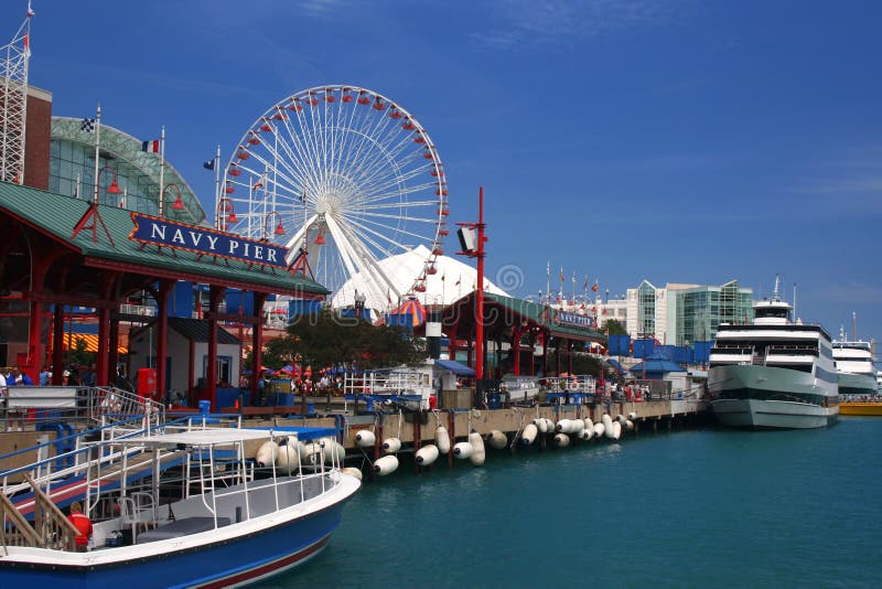 Guardando in basso, il Navy Pier, in una giornata soleggiata, a Chicago.