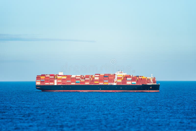 Navă-container mare, colorată. stock images