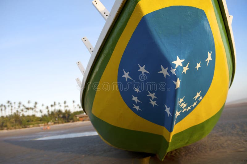 Navă de pescuit sub pavilionul Braziliei pe plaja Braziliei stock photos