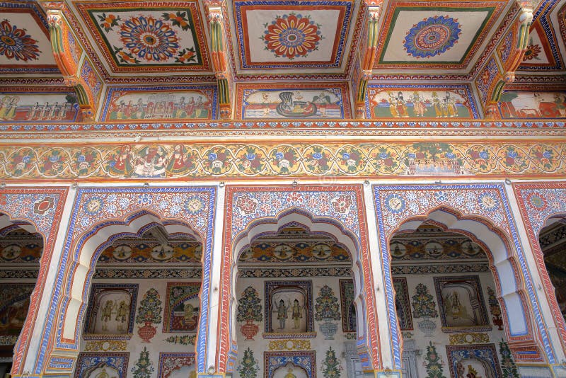 NAWALGARH, РАДЖАСТХАН, ИНДИЯ - 25-ОЕ ДЕКАБРЯ 2017: Poddar Haveli с красочными фресками, картинами и столбцами стоковое фото rf NAWALGARH, РАДЖАСТХАН, ИНДИЯ - 25-ОЕ ДЕКАБРЯ 2017: Poddar Haveli с красочными фресками, картинами и столбцами стоковое фото rf