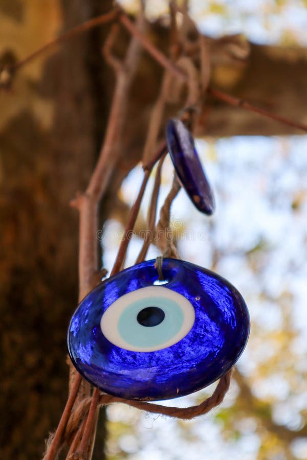 Nazar- Ein Traditionelles Blaues Glasamulett Vom Bösen Blick Im Anhang Zu  Den Zweigstellen Eines Baumes Stockbild - Bild von glas, omen: 172645059