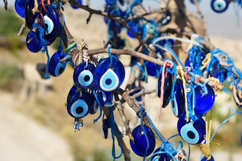 Nazar adornos con forma de ojo, amuletos, utilizado para proteger contra el  mal de ojo, Cappadocia, Turquía, Asia Fotografía de stock - Alamy
