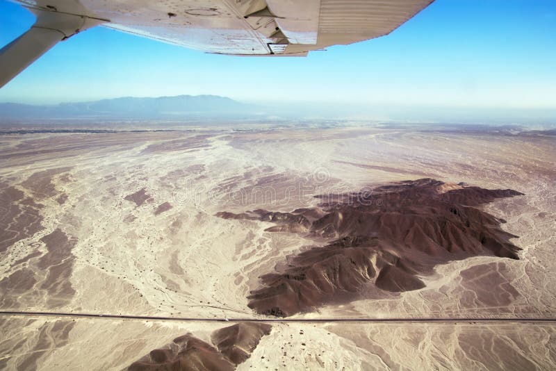 Nazca raye l'avion au-dessus du désert
