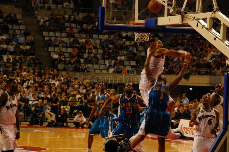 NBA in Europe - Chris Paul shoots under pressure