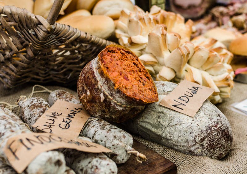 Nduja en kryddig bredbar korv från söderna av Italien royaltyfri foto Nduja en kryddig bredbar korv från söderna av Italien royaltyfri foto