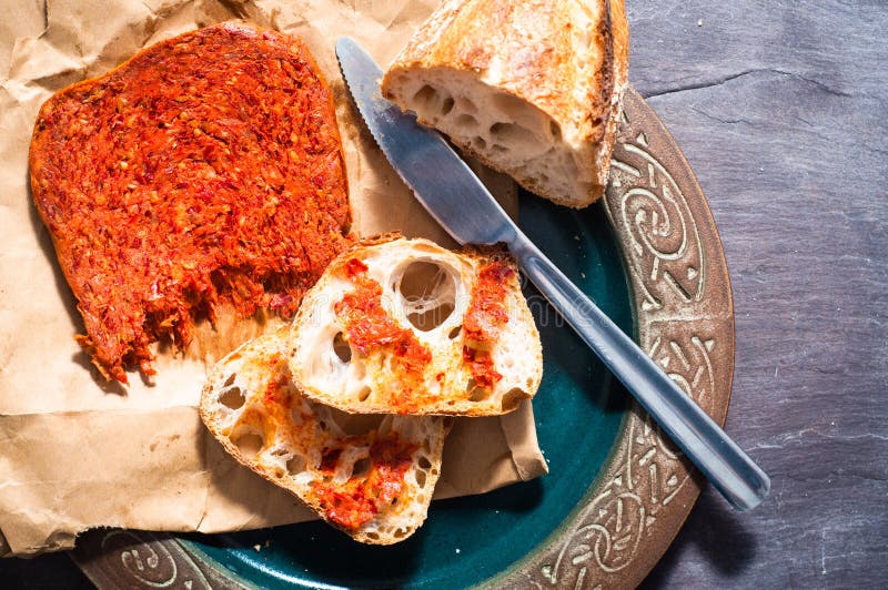 Nduja för kryddig italienare tjänade som den Calabrian korven med lantliga hem- lodisar arkivfoto Nduja för kryddig italienare tjänade som den Calabrian korven med lantliga hem- lodisar arkivfoto