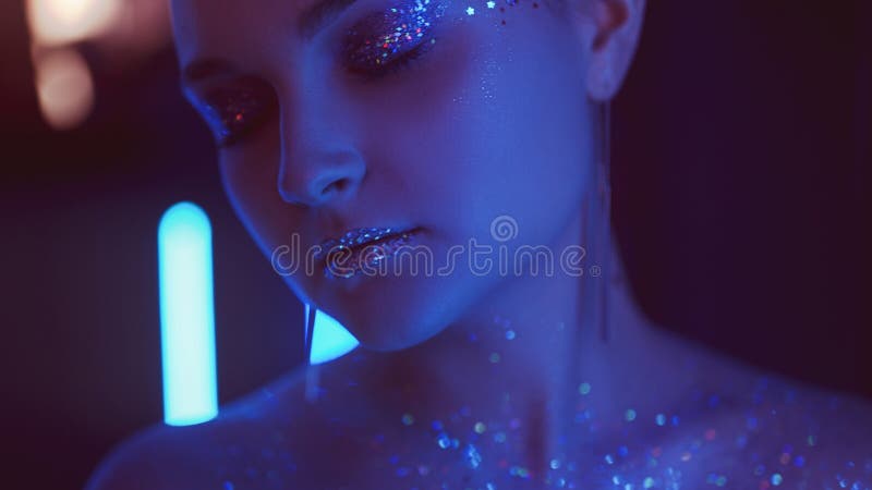 Neón Cara Brillo Piel Mujer Maquillaje Artístico Oscuro Imagen de archivo fiesta neon Neón Cara Brillo Piel Mujer Maquillaje Artístico Oscuro Imagen de archivo