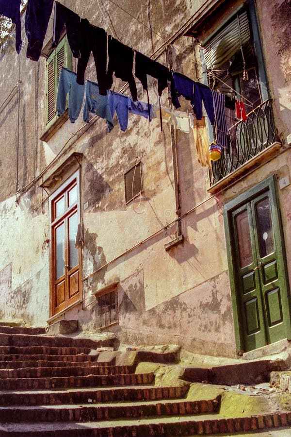 NEAPEL, ITALIEN, 1979 - eine typische Neapel-Straße mit der Kleidung, die heraus hängt, um zwischen den Häusern zu trocknen stockfoto NEAPEL, ITALIEN, 1979 - eine typische Neapel-Straße mit der Kleidung, die heraus hängt, um zwischen den Häusern zu trocknen stockfoto