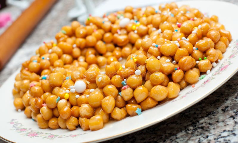 Neapolitan struffolis with honey in the pot