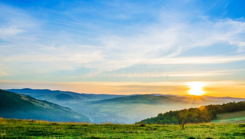 Nebbia nelle montagne verdi fotografie stock Nebbia nelle montagne verdi fotografie stock