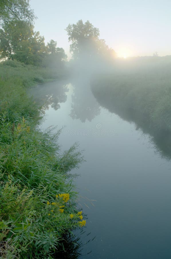 Nebbia sopra Rice Creek immagini stock libere da diritti Nebbia sopra Rice Creek immagini stock libere da diritti