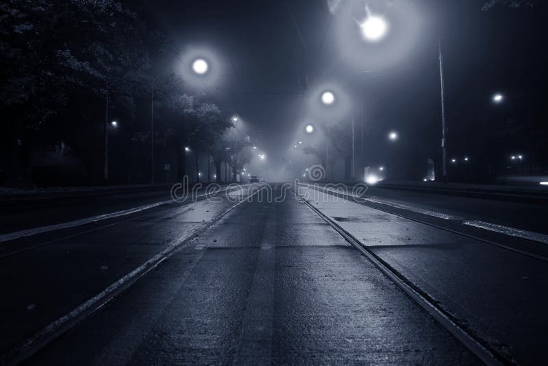 Nebbia sulla via alla notte immagine stock libera da diritti Nebbia sulla via alla notte immagine stock libera da diritti