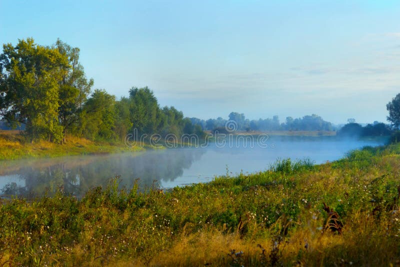 Nebel oder Dunst über dem See auf einem Sommermorgen Sch?ne Landschaft stockfotografie Nebel oder Dunst über dem See auf einem Sommermorgen Sch?ne Landschaft stockfotografie