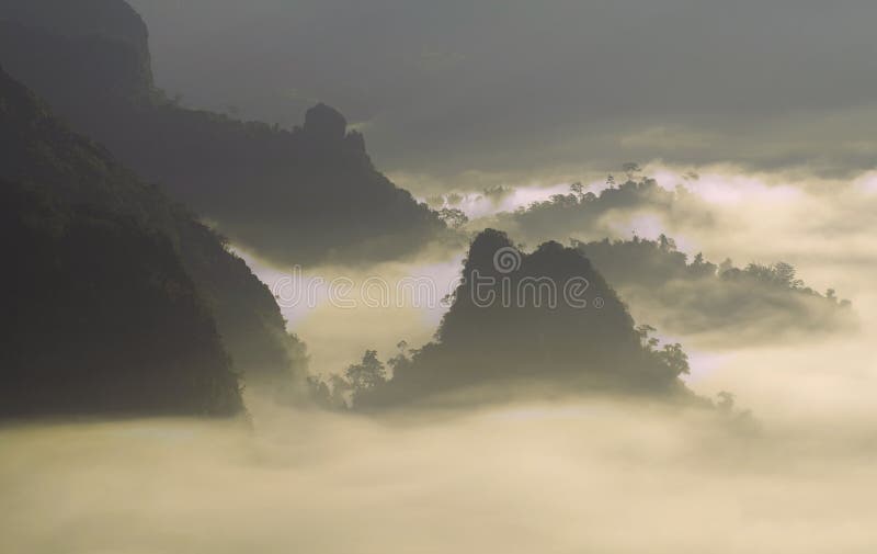 Nebelhafte Morgenlandschaft in Nord-Thailand, Phu Lang Ka, Phaya lizenzfreie stockfotos Nebelhafte Morgenlandschaft in Nord-Thailand, Phu Lang Ka, Phaya lizenzfreie stockfotos