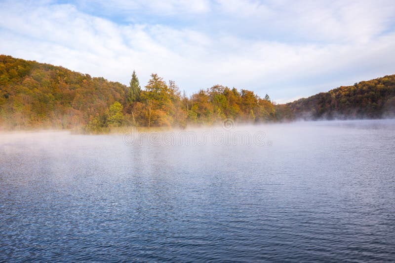 Nebelhafter Morgen auf Plitvice Seen lizenzfreie stockbilder Nebelhafter Morgen auf Plitvice Seen lizenzfreie stockbilder