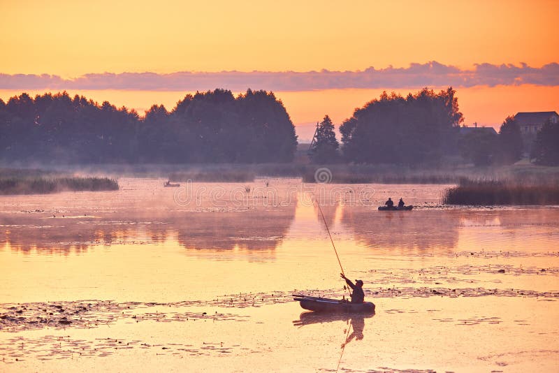 Nebelhafter Morgen der Sommersee-Ruhe. Fischerei vom Boot