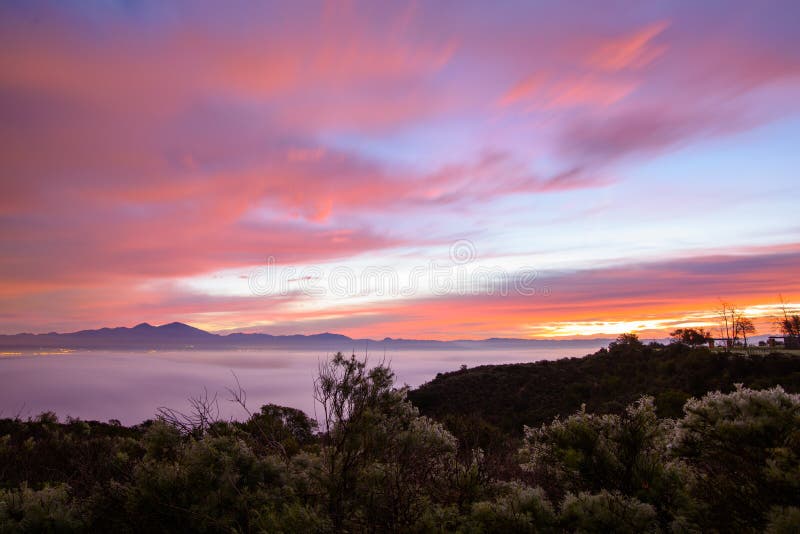 Nebeln Sie das Bedecken der Landschaft bei Sonnenaufgang im Laguna Beach, Kalifornien ein lizenzfreies stockbild Nebeln Sie das Bedecken der Landschaft bei Sonnenaufgang im Laguna Beach, Kalifornien ein lizenzfreies stockbild