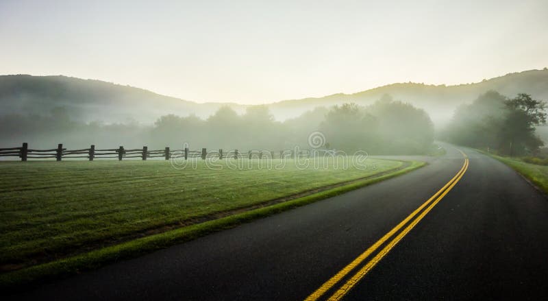 Nebel, der sich über die Felder entlang des Blue Ridge Parkway wälzt stockfoto