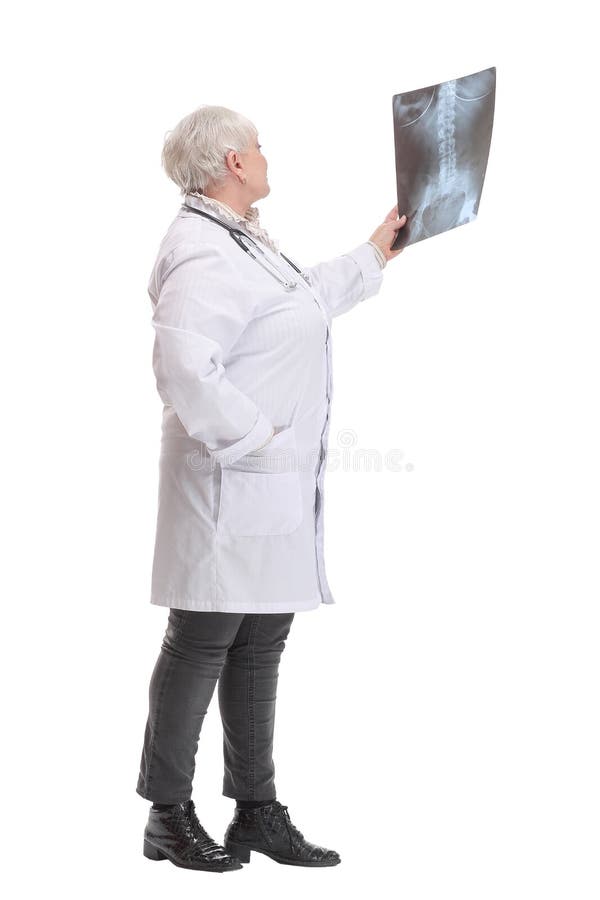 Nebenansicht einer Radiologin mit Röntgenbild lizenzfreies stockfoto