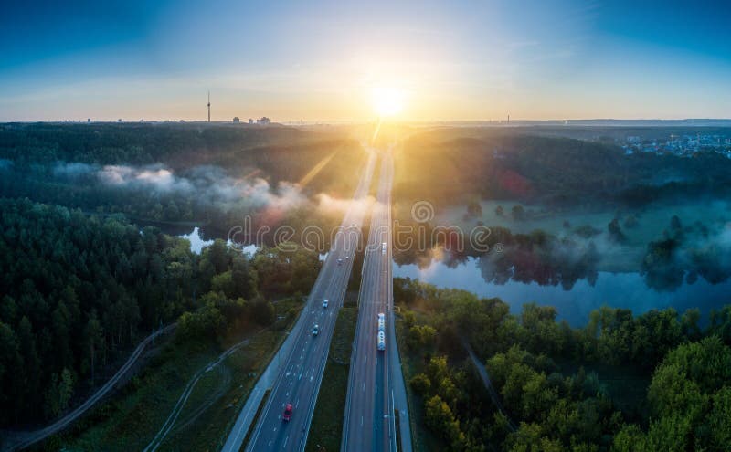 Nebst der Stadt gelegene Sonnenaufgangslandschaft und Fluss lizenzfreie stockfotografie Nebst der Stadt gelegene Sonnenaufgangslandschaft und Fluss lizenzfreie stockfotografie