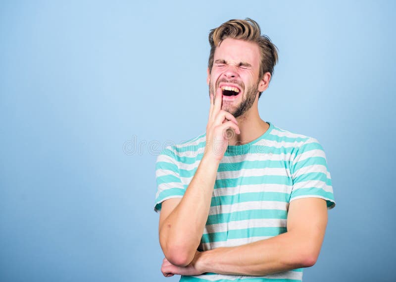 Necesidad de pensar Soluci?n del hallazgo Hombre pensativo en fondo azul Cara barbuda del inconformista no segura en algo duro fotografía de archivo Necesidad de pensar Soluci?n del hallazgo Hombre pensativo en fondo azul Cara barbuda del inconformista no segura en algo duro fotografía de archivo