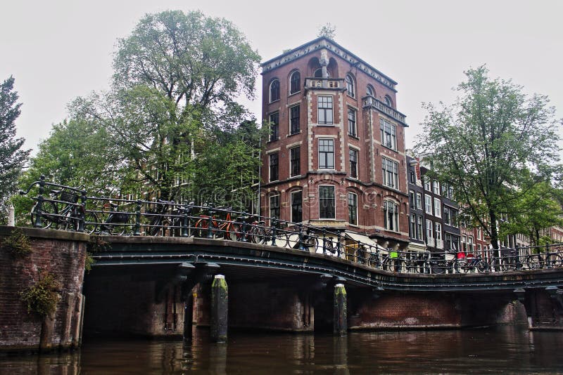 nederland Cityscape van Amsterdam rivieroevermening royalty-vrije stock foto's nederland Cityscape van Amsterdam rivieroevermening royalty-vrije stock foto's