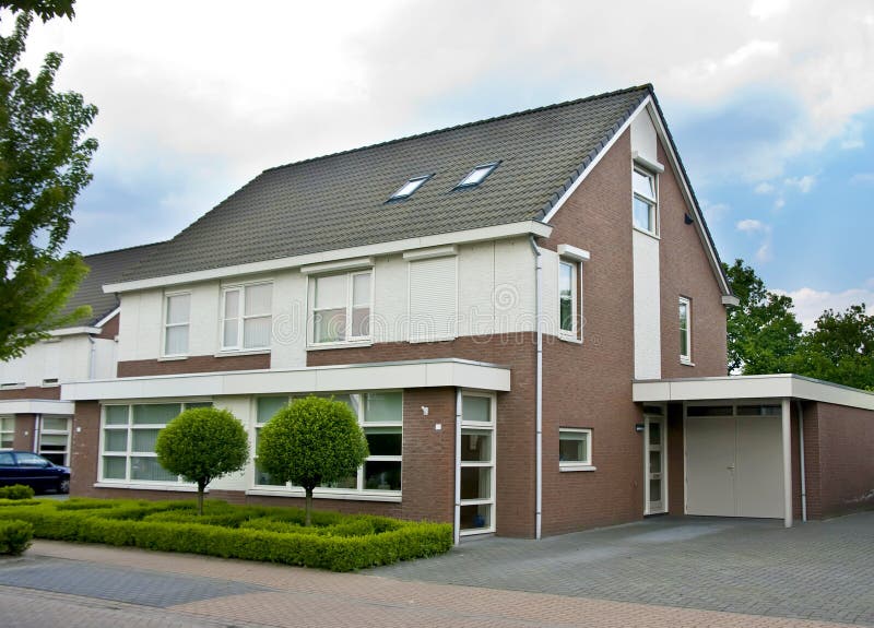 Verwacht het Afspraak thuis Nederlands Huis in De Voorsteden Stock Foto - Image of tuin, nederland:  5266796