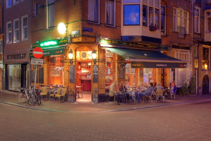 Nederländernan för amsterdam kaffehörn shoppar royaltyfri bild Nederländernan för amsterdam kaffehörn shoppar royaltyfri bild