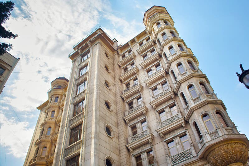 Nedersta sikt av den av moderna multistorey bostads- byggnader i mitt av Almaty arkivbild Nedersta sikt av den av moderna multistorey bostads- byggnader i mitt av Almaty arkivbild