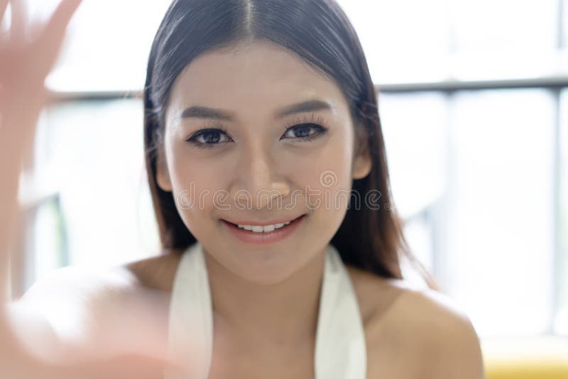 Neemt de close-up Jonge Aziatische vrouw selfie uit handen met telefoon in haar bureau Concepten bedrijfs gelukkige vrouwenlevens stock foto's Neemt de close-up Jonge Aziatische vrouw selfie uit handen met telefoon in haar bureau Concepten bedrijfs gelukkige vrouwenlevens stock foto's