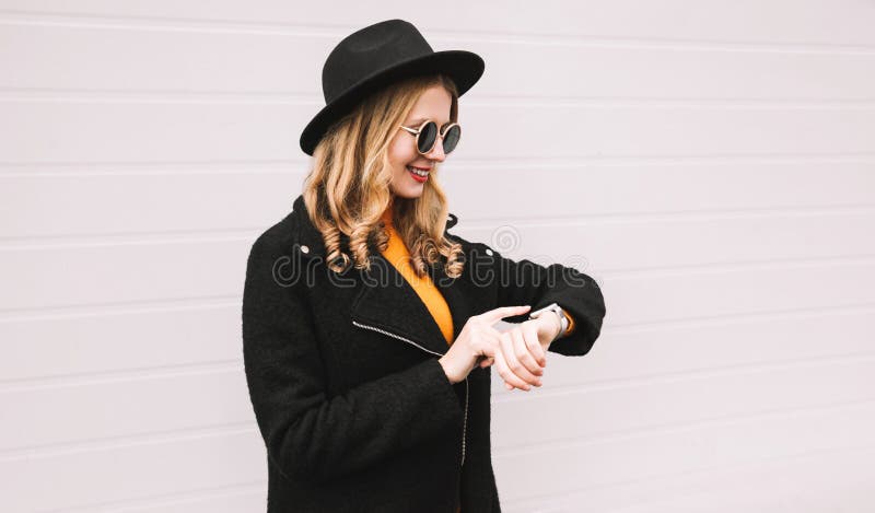 Neemt de portret jonge glimlachende vrouw die slim horloge bekijken die stemmedewerker gebruiken of het roepen royalty-vrije stock afbeelding Neemt de portret jonge glimlachende vrouw die slim horloge bekijken die stemmedewerker gebruiken of het roepen royalty-vrije stock afbeelding