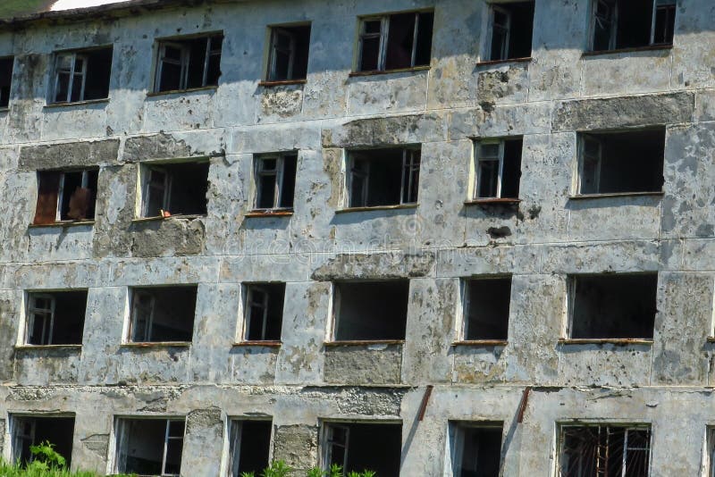 Neer vernietigd door brand, verwoest het gebroken venster, verlaten brandwond, gevaarlijk huis, stock foto Neer vernietigd door brand, verwoest het gebroken venster, verlaten brandwond, gevaarlijk huis, stock foto