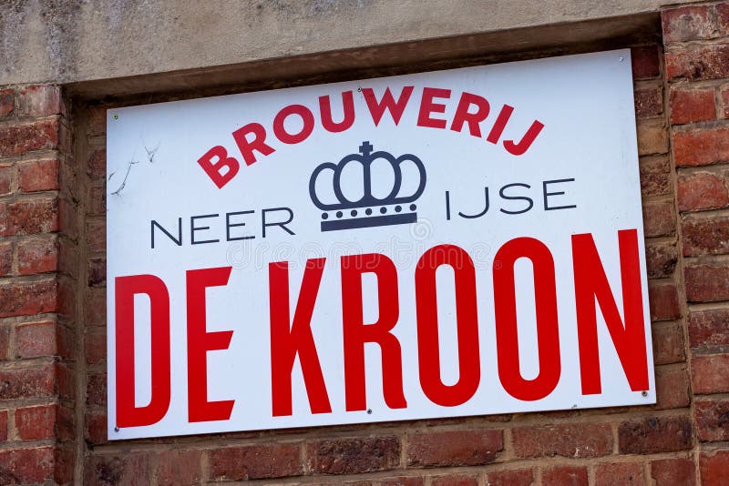 NEERIJSE, BÉLGICA - 5 DE SETEMBRO DE 2014: Quadro indicador da cervejaria De Kroon da família em Neerijse na parede de tijolo ver foto de stock royalty free NEERIJSE, BÉLGICA - 5 DE SETEMBRO DE 2014: Quadro indicador da cervejaria De Kroon da família em Neerijse na parede de tijolo ver foto de stock royalty free