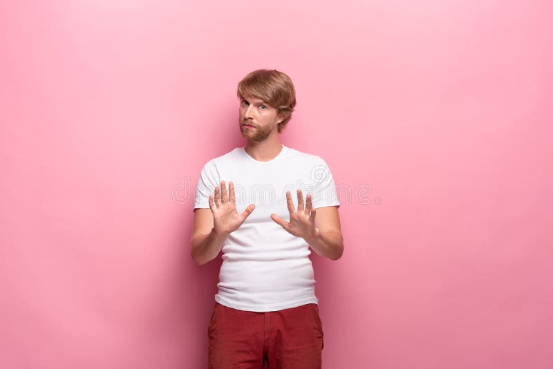 Negatief menselijk gelaatsuitdrukkingen, emoties en gevoel Portret van de overgevoelige weerzinwekkende jonge mens stock foto Negatief menselijk gelaatsuitdrukkingen, emoties en gevoel Portret van de overgevoelige weerzinwekkende jonge mens stock foto