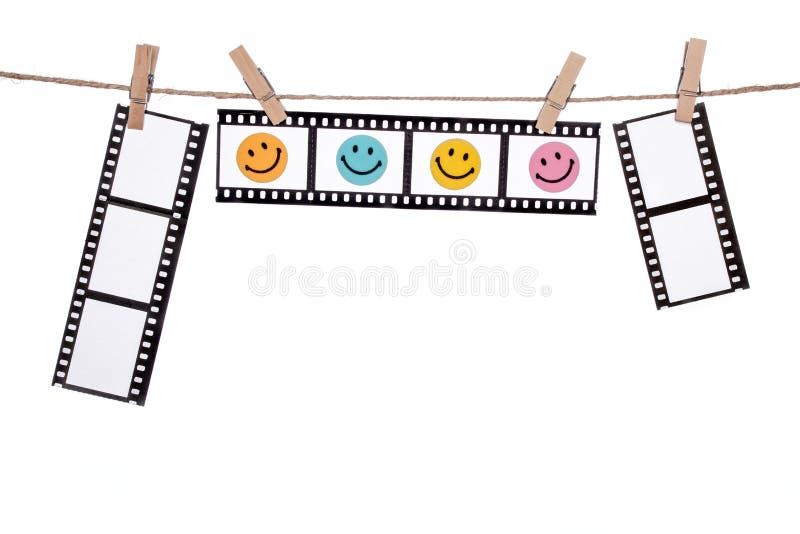 Negativas fotográficas colgantes con la cara sonriente, comedia l feliz fotografía de archivo libre de regalías Negativas fotográficas colgantes con la cara sonriente, comedia l feliz fotografía de archivo libre de regalías