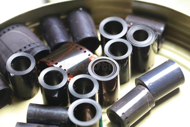 Negazioni dell'archivio del film in una latta rotonda del metallo fotografie stock Negazioni dell'archivio del film in una latta rotonda del metallo fotografie stock