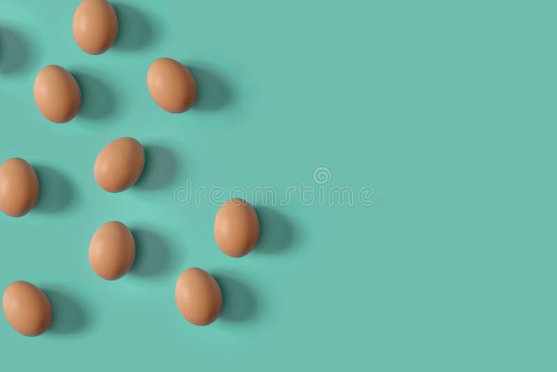 Negen bruine eieren op een groene achtergrond Het concept minimalism aan uw ontwerp stock afbeeldingen Negen bruine eieren op een groene achtergrond Het concept minimalism aan uw ontwerp stock afbeeldingen