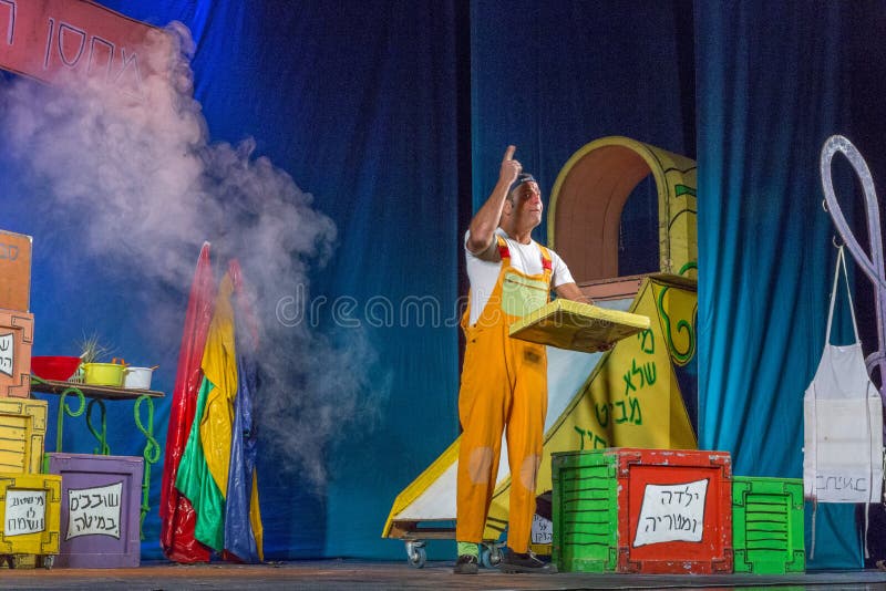 Negev, bier-Sheva, Israël - de acteur op het stadium van het theater van de prestaties van kinderen in Hebreeër royalty-vrije stock fotografie Negev, bier-Sheva, Israël - de acteur op het stadium van het theater van de prestaties van kinderen in Hebreeër royalty-vrije stock fotografie