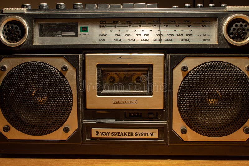 Negli Anni 70 E Nel 80s La Musica è Stata Ascoltata Tramite Le Cassette, Un  Dispositivo Di Archiviazione Magnetico Le Radio Erano Immagine Stock -  Immagine di vassoio, grande: 135302849