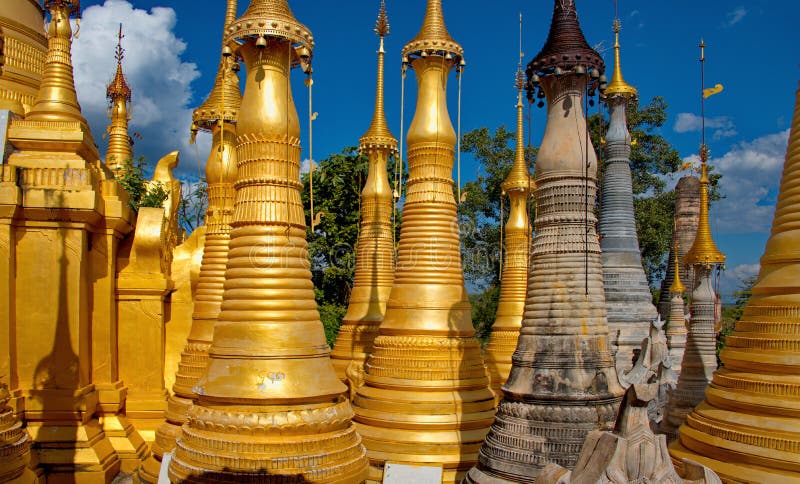 Negli stupas buddisti ristretti fotografia stock libera da diritti Negli stupas buddisti ristretti fotografia stock libera da diritti