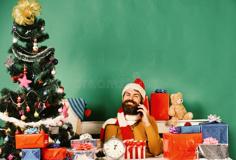 Negociações de Santa Claus no telefone celular no fundo verde foto de stock royalty free Negociações de Santa Claus no telefone celular no fundo verde foto de stock royalty free