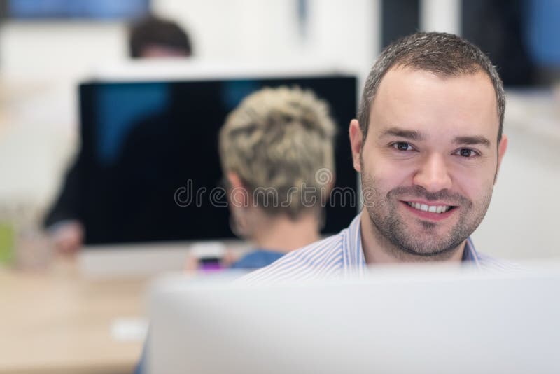 Negocio de lanzamiento, desarrollador de software que trabaja en el equipo de escritorio imagen de archivo libre de regalías Negocio de lanzamiento, desarrollador de software que trabaja en el equipo de escritorio imagen de archivo libre de regalías